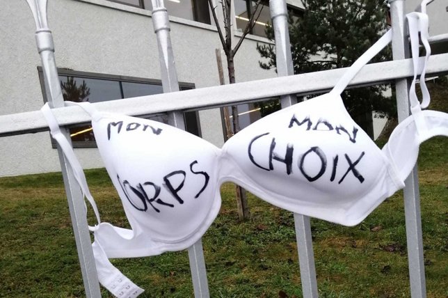 Des soutiens-gorge ont été suspendus aux grilles du collège de Gambach. © SoG
