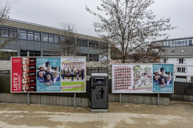 Les affiches électorales ont fleuri dans le canton de Fribourg où ont lieu les élections communales le 7 mars prochain. © Alain Wicht