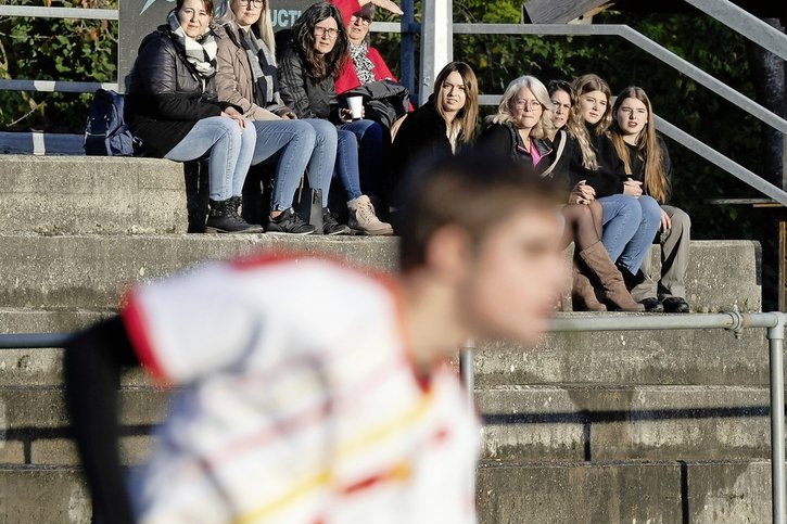 Les femmes aussi aiment le football et se retrouvent pour encourager les joueurs. Ici, lors d’un match du FC Montagny, à Cousset.  © Charly Rappo