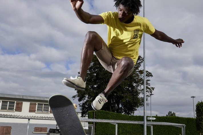 Réussir ses premières figures en skateboard demande beaucoup de temps et d’abnégation. «Il m’a fallu six mois pour juste sauter avec ma planche», témoigne Dany Monteiro.  © Jean-Baptiste Morel