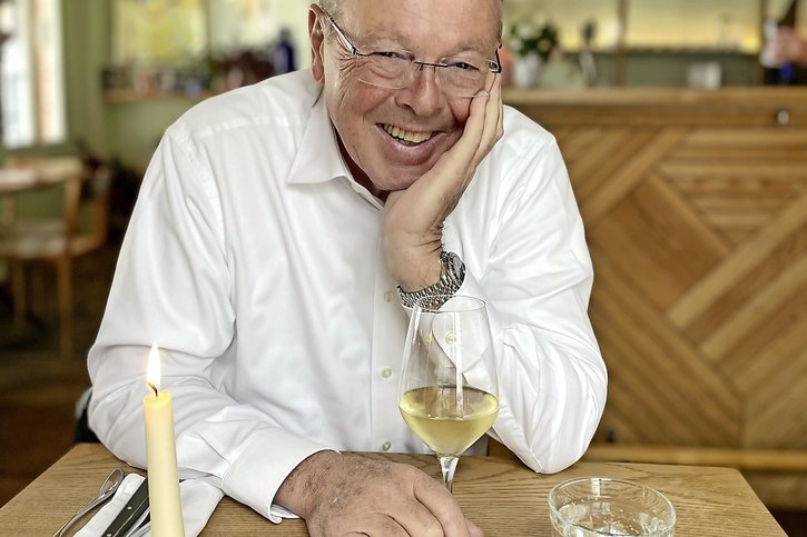 Le vrai sourire d’Alain Wicht, capté par sa fille, au Café Paradiso, à Bulle.  © Laurence Wicht