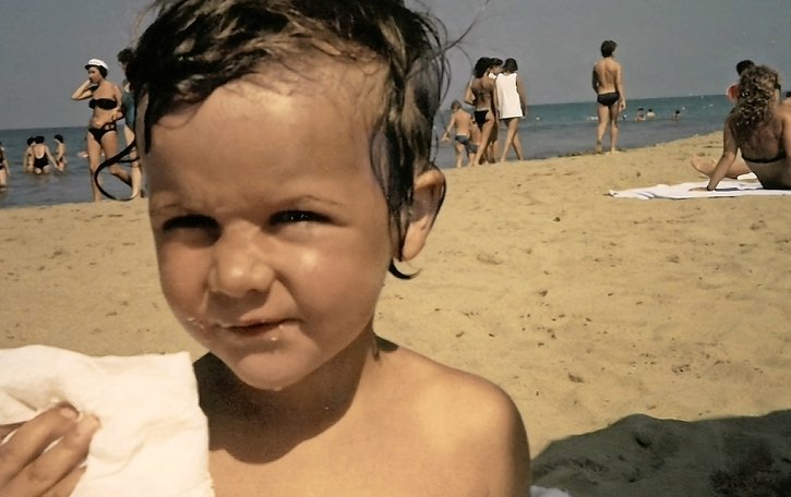 Pas un grand nageur, le petit Raphaël restait au bord de la plage, jouait au ballon ou avec les vagues.  © DR