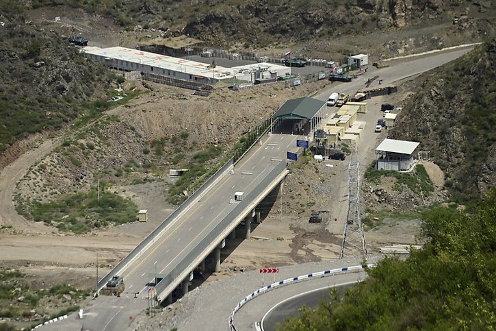 Point de contrôle (checkpoint) à l'entrée du Karabakh, région doublement convoitée. © KEYSTONE/AP PHOTOLURE/HAYK MANUKYAN