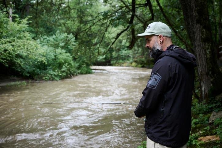 En balade avec le pêcheur Cédric Barras le long de la Glâne à Matran. © La Liberté