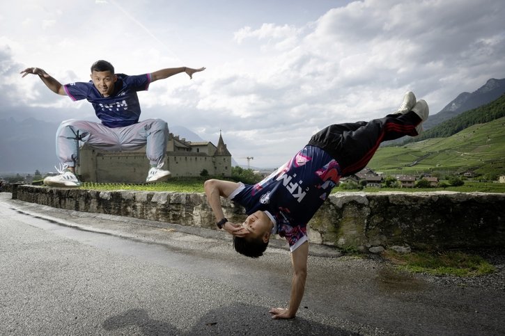 Yu-Seng (à gauche) et son frère Wen Du font partie des meilleurs Suisses de breaking. © La Liberté