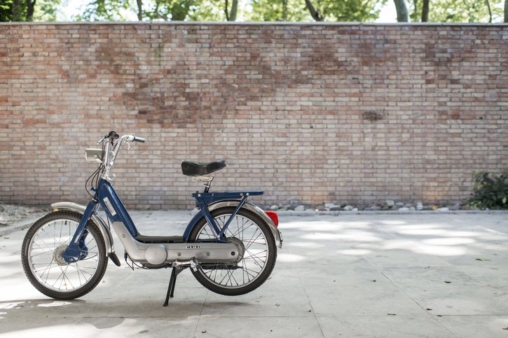 Dans la cour du pavillon suisse de la Biennale de Venise 2013, Valentin Carron a notamment exposé un vélomoteur Ciao. © Keystone