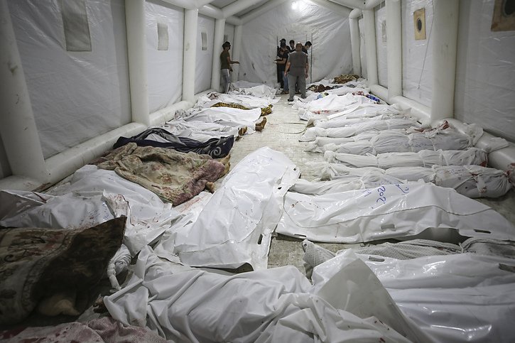 "C'est un massacre", a déclaré un médecin de l'ONG Médecins sans frontières, qui opérait au moment de la frappe sur l'hôpital à Gaza. © KEYSTONE/AP/Abed Khaled