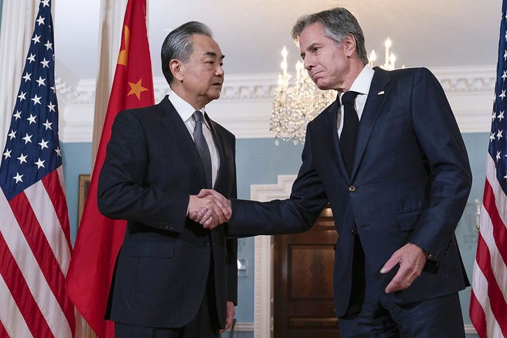 Le ministre des Affaires étrangères chinois Wang Yi a appelé à une relation "stable" avec les Etats-Unis au cours d'une rencontre avec le chef de la diplomatie américaine Antony Blinken à Washington. © KEYSTONE/AP/Jose Luis Magana
