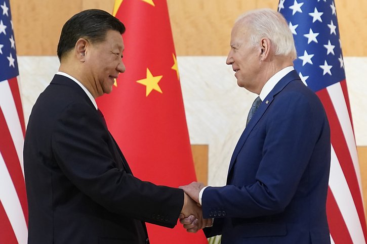 La dernière rencontre entre Xi Jinping (à gauche sur le cliché) et Joe Biden a eu lieu en novembre 2022 à Bali, en marge d'un sommet du G20 (archives). © KEYSTONE/AP/ALEX BRANDON