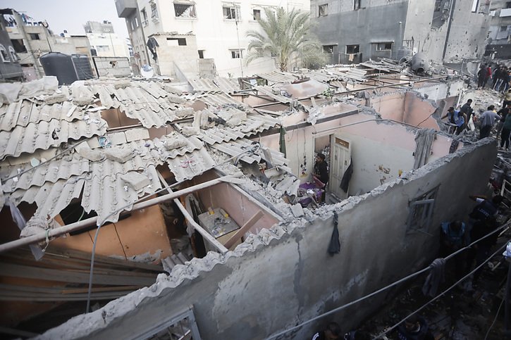 Des Palestiniens devant les décombres d'un bâtiment après le bombardement vendredi par Israël du camp de réfugiés de Khan Younès au sud de la bande de Gaza. © KEYSTONE/AP/Mohammed Dahman