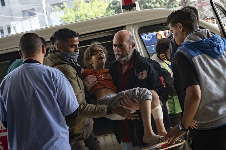 Une fillette palestinienne blessée dans un bombardement vendredi est amenée à l'hôpital de Khan Younes. © KEYSTONE/AP/Fatima Shbair