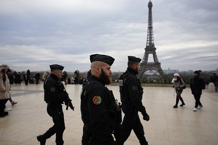 La police patrouille sur la place du Trocadero, près de la Tour Eiffel. © KEYSTONE/AP/Christophe Ena