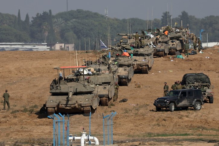 Des dizaines de chars, de transports de troupes et de bulldozers israéliens sont entrés dans le sud de Gaza. © KEYSTONE/EPA/ATEF SAFADI