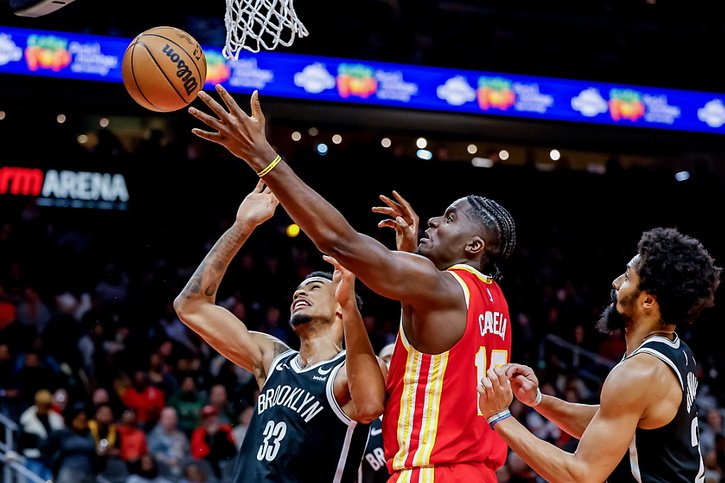 Clint Capela (au centre) à la lutte avec Nic Claxton et Spencer Dinwiddie pour une nouvelle défaite des Hawks. © KEYSTONE/EPA/ERIK S. LESSER