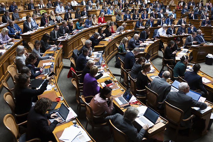 Les députés se penchent jeudi sur l'examen du budget 2024 (archives). © KEYSTONE/PETER KLAUNZER