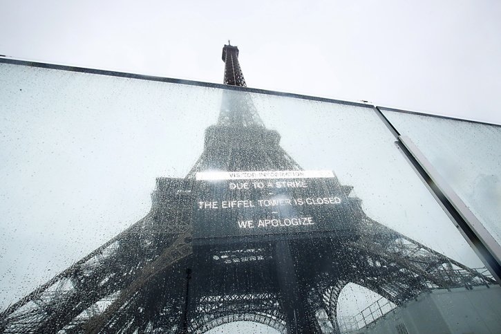 Haut lieu touristique de Paris, la tour Eiffel sera fermée samedi pour le sixième jour consécutif. © KEYSTONE/EPA/TERESA SUAREZ