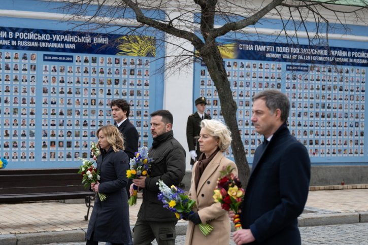 De gauche à droite, le 1er ministre canadien Justin Trudeau, la 1ère ministre italienne Georgia Meloni, le président ukrainien Volodymyr Zelensky, la présidente de la Commission européenne Ursula von der Leyen et le 1er ministre belge Alexander de Croo rendant hommage aux victimes du conflit. © KEYSTONE/EPA/FILIPPO ATTILI / ITALIAN GOVERNMENT PRESS OFFICE / HA