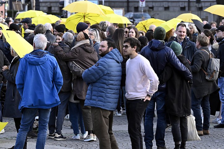 Des centaines de personnes ont pris part dimanche à Zurich à une veillée contre l'antisémitisme avec des parapluies jaunes, suite à l'agression d'un membre de la communauté juive orthodoxe. © KEYSTONE/WALTER BIERI