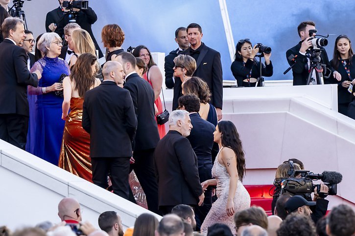 La conseillère fédérale Elisabeth Baume-Schneider (en bleu) s'est arrêtée quelques minutes sur le tapis rouge avec la délégation suisse, avant de voir le film "Megalopolis" de Francis Ford Coppola au Festival de Cannes jeudi soir. © KEYSTONE/JEAN-CHRISTOPHE BOTT