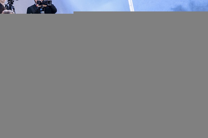 La conseillère fédérale Elisabeth Baume-Schneider, en robe indigo, s'est arrêtée quelques minutes sur le tapis rouge avec la délégation suisse, avant de voir le film "Megalopolis" de Francis Ford Coppola au Festival de Cannes jeudi soir. © KEYSTONE/JEAN-CHRISTOPHE BOTT