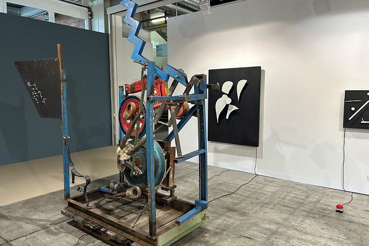 Pour sa première apparition à Art Basel, la galerie bâloise Mueller présente des machines de Jean Tinguely. © Keystone/Dominique Spirgi