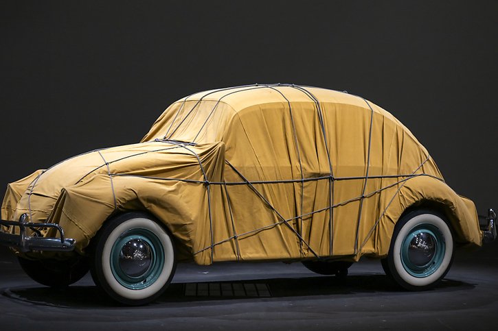 La VW emballée par Christo, "WRAPPED 1961 VOLKSWAGEN", fait partie des oeuvres présentées dans le secteur Art Unlimited à Art Basel. © KEYSTONE/GEORGIOS KEFALAS