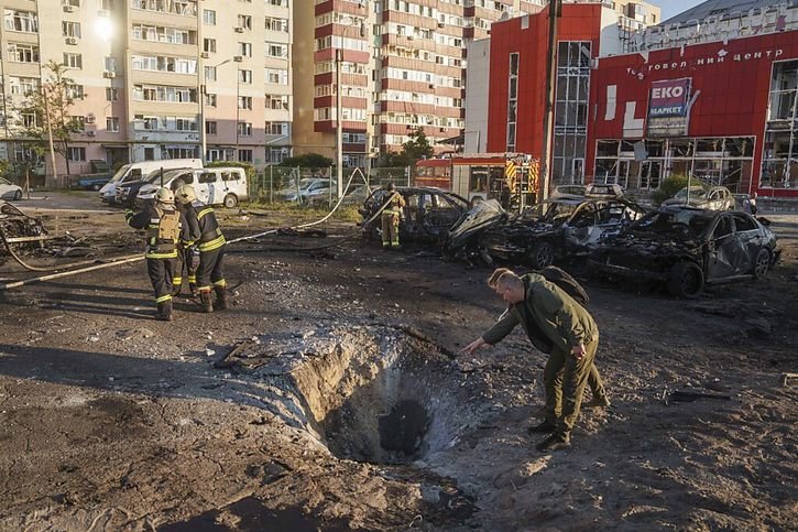 Une nouvelle frappe aérienne russe a tué deux personnes à Soumy (archives) © KEYSTONE/AP/Evgeniy Maloletka