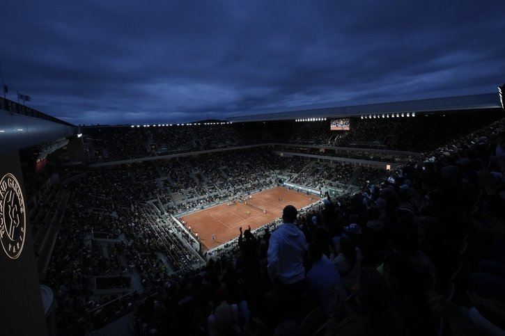 Roland-Garros s’est mis aux night sessions depuis son édition 2021. © Keystone