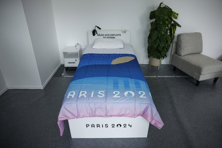 Aux Jeux olympiques de Paris, les athlètes devront trouver le sommeil sur des lits en carton. © Keystone