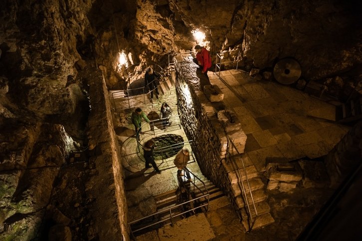 Les visiteurs s’enfoncent à plus de 20 mètres de profondeur. © Guillaume Perret