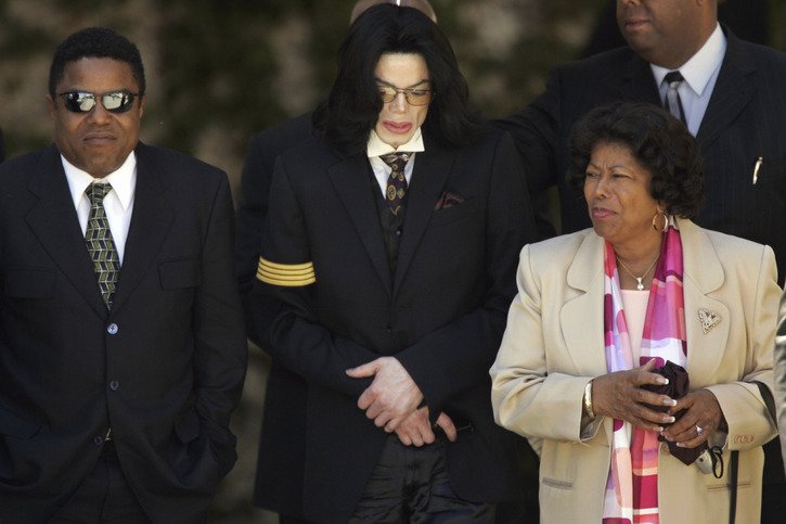 Tito Jackson (à gauche) avec son frère Michael et leur mère Katherine Jackson en 2005 (archives). © KEYSTONE/AP/Kevork Djansezian