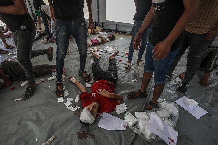 Couvertes de draps blancs ensanglantés, plusieurs victimes, dont un enfant, ont été transportées à l'hôpital al-Awda de Nousseirat, selon des images de l'AFPTV. © KEYSTONE/EPA/MOHAMMED SABER